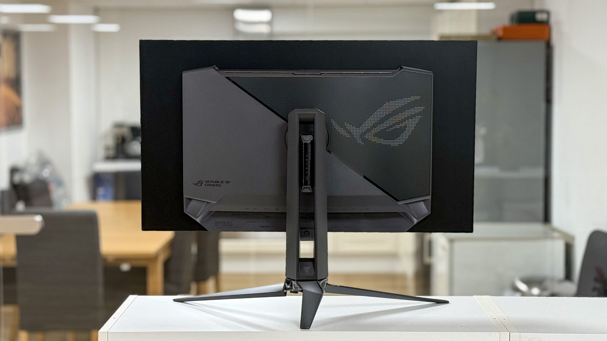 Asus ROG PG32UCDP backside